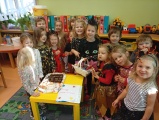Emička slaví šesté narozeniny. Sluníčka přejí všechno nejlepší. MŠ Pastelka