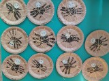 "Na sv. Jiří, vylézají pavouci a štíři" - vyrábění pavoučků, Kuřátka - MŠ Pastelka
