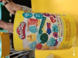 Starší děti tvoření s PLAY-DOH a mladší děti skládání Magnetické tabulky