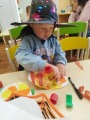 Čarujeme temperou, krepovým papírem a lepidlem