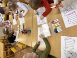 Menší děti dekorují gelovými pastely