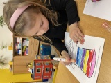 Menší děti dekorují gelovými pastely