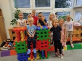 Hrajeme si spolu rádi, protože jsme kamarádi. Žlutá kytička